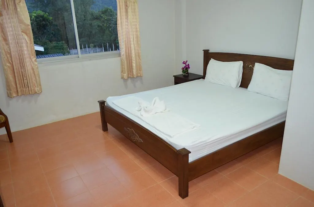 קו לנטה The Metallic Hostel