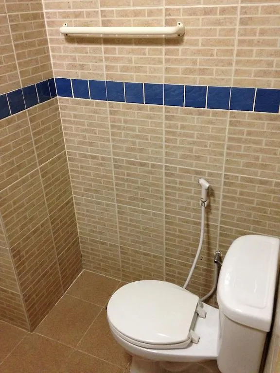 קו לנטה The Metallic Hostel