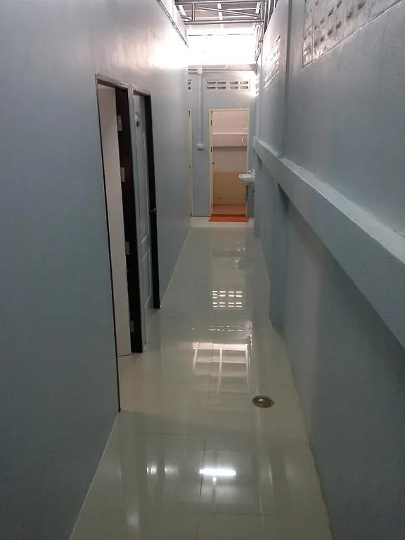 קו לנטה The Metallic Hostel 0*, קו לנטה