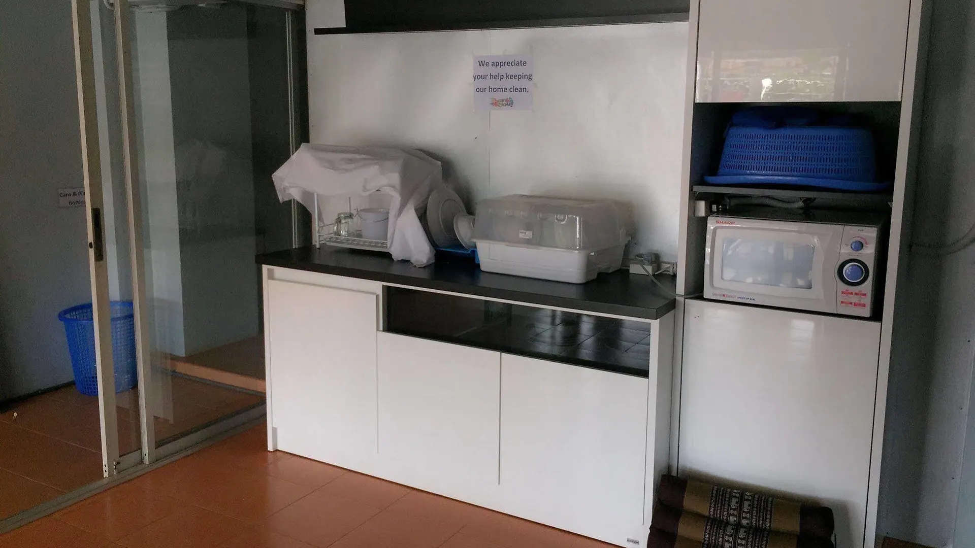 קו לנטה The Metallic Hostel